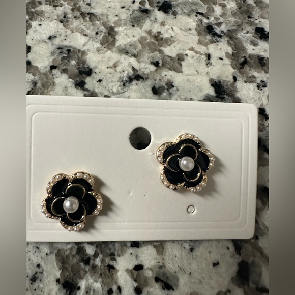 ROSE SHAPED FAUX PEARL STUD EARRINGS - Picture 3 of 6